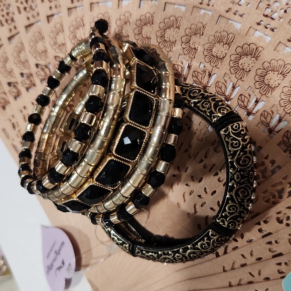 2 bracelets and a pair of dangle earrings - Picture 3 of 6